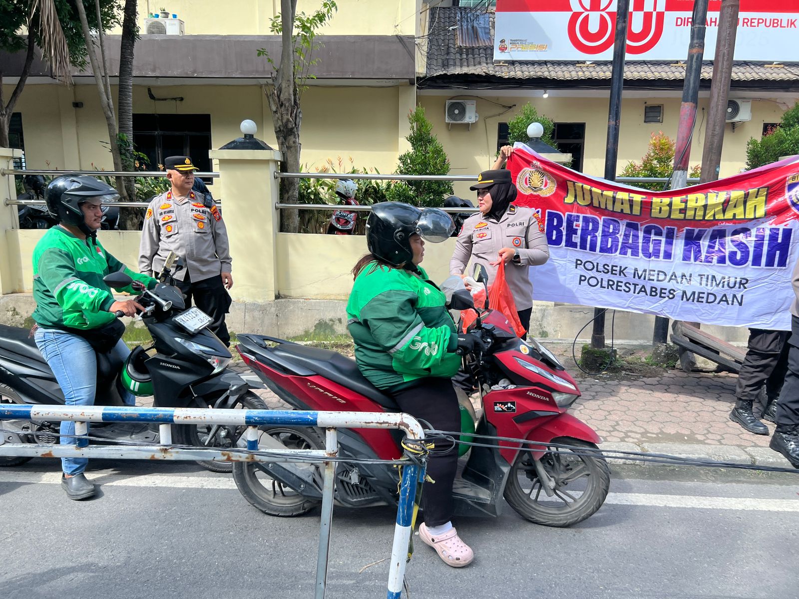 Jumat Barokah Program Polsek Medan Timur Dengan Bagikan Sarapan Pagi Ke Ojek onlne
